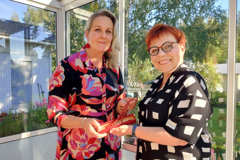 Sanna Kosonen saa helminauhan