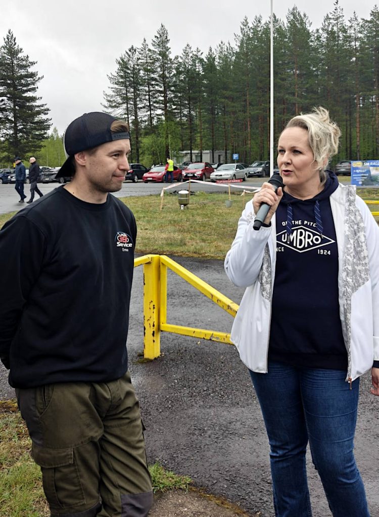 Sanna haastattelee