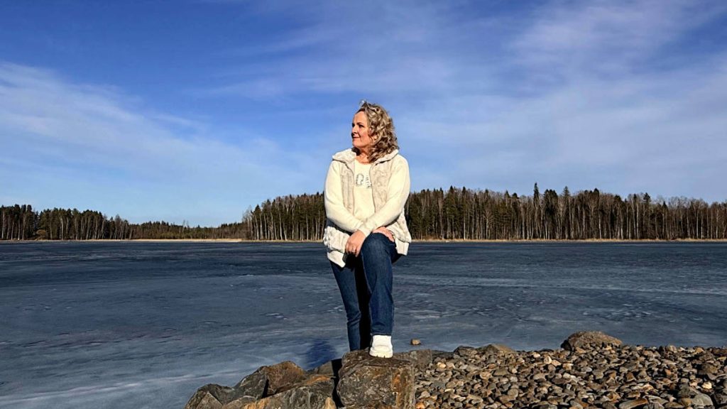 Sanna Kosonen, järvi taustalla