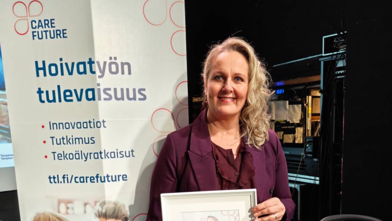 Hoivatyön tulevaisuus, Sanna kyltin edessä