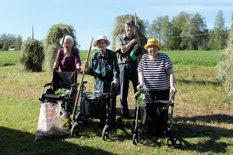 Ikäihmiset pellolla, perhehoito